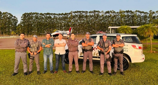 Policiais Militares de Andradina se encontram com Tarcísio em breve visita ao Mário Celso