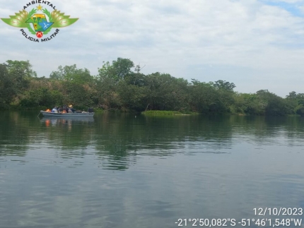 Em Castilho Polícia Ambiental flagra em local proibido 4 pescadores em barco e multa chega em 8 mil