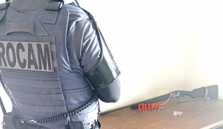 HOMEM É PRESO PELA ROCAM POR POSSE IRREGULAR DE ARMA DE FOGO E PORTE DE DROGAS EM BIRIGÜI
