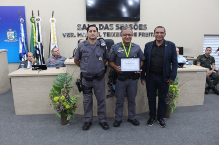 Sargento PM Marcelo Donegati recebe medalha Tiradentes pela Câmara de Andradina