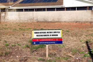 PREFEITURA DE ANDRADINA JÁ LIMPOU TERRENOS SUJOS.  A CONTA VAI PARA OS PROPRIETÁRIOS