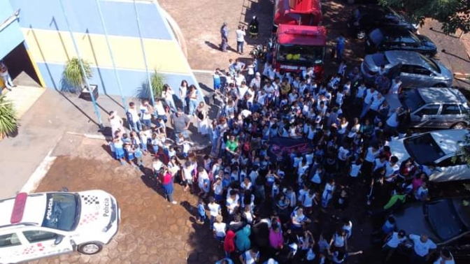 PROERD, CORPO DE BOMBEIROS E BRIGADA MUNICIPAL VISITAM ESCOLA EM CASTILHO