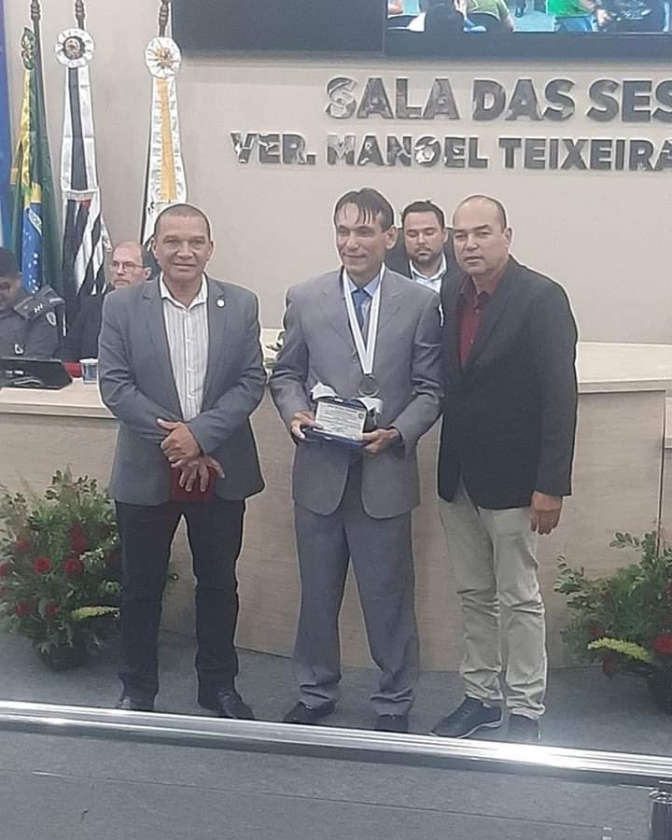 Agente Policial da Polícia Civil recebe medalha Tiradentes pela Câmara de Andradina