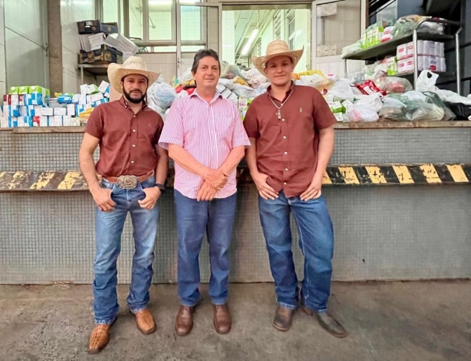 Major Prado doa à Santa Casa de Araçatuba, alimentos arrecadados no 7º Encontro Entre Amigos dos Amigos
