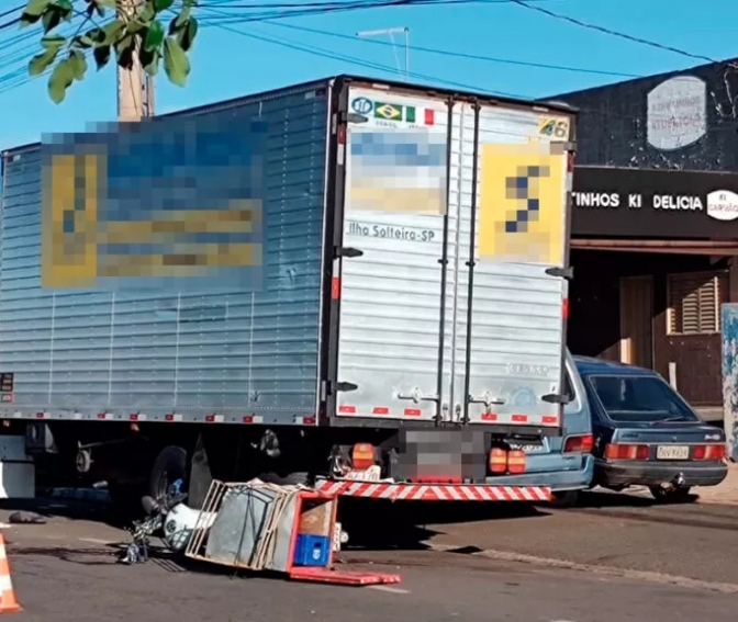 Jovem de 18 anos morre após bater moto em caminhão estacionado em avenida de Ilha Solteira