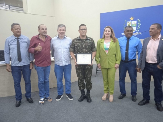 Professor Careca entrega Moção de Aplausos e Congratulações ao Tiro de Guerra de Andradina