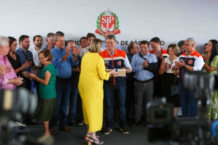 Governador Tarcísio entrega viaturas para a Defesa Civil em Araçatuba