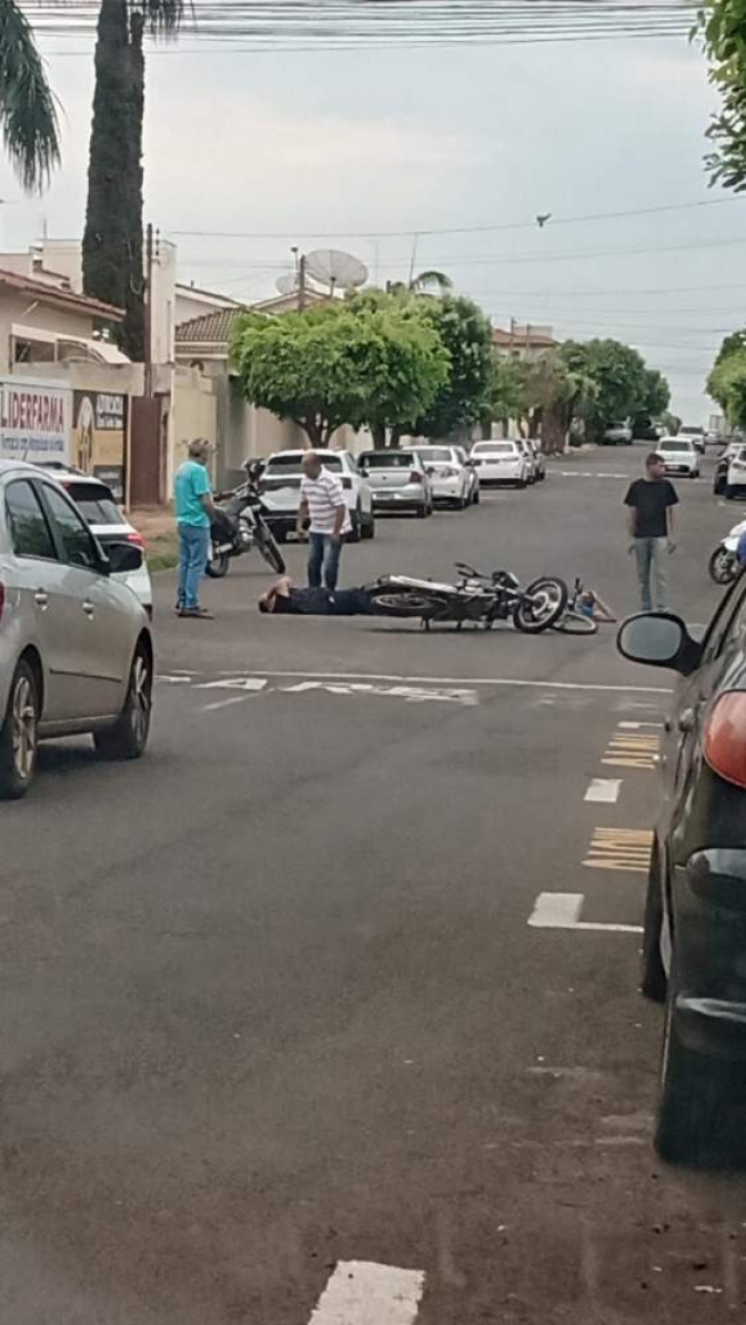 Acidente de trânsito na esquina da rua Paes leme com rua Humberto de Campos em Andradina