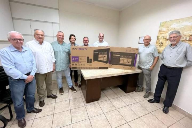 Santa Casa de Araçatuba recebeu a doação de dois televisores de 43 polegadas