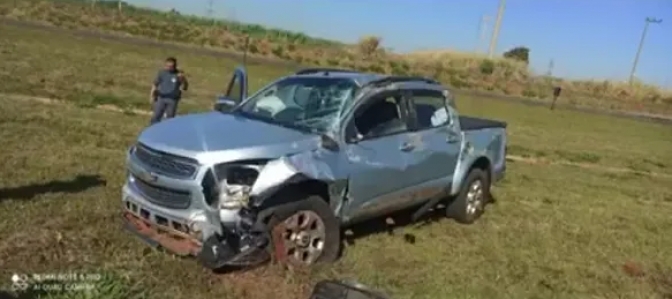 Homem é preso por roubo de caminhonete após capotamento em trevo de Suzanápolis