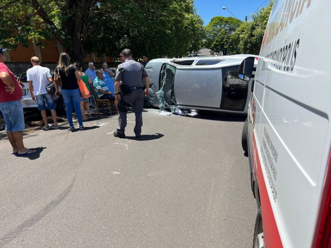 CARRO CAPOTA NA RUA SÃO JOÃO EM MIRANDÓPOLIS