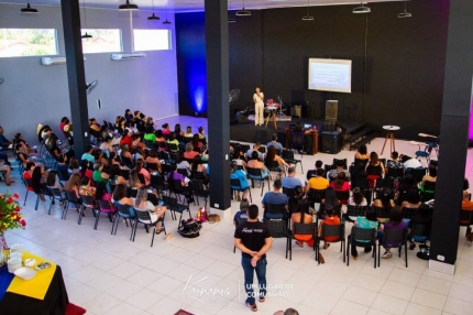 Palestra gratuita reúne 150 pessoas na igreja Koinonia para falar sobre inclusão em Andradina