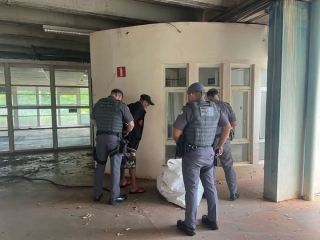 Homem é preso pela Polícia Militar por furto de fiação elétrica em prédio público desativado em Andradina