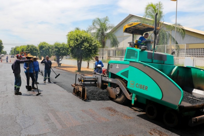 Prefeitura de Três Lagoas executa última etapa de recapeamento de trechos de 39 ruas do Bairro Vila Nova