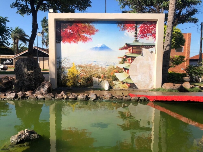 Painel da Praça Japão é destruído por vândalos em Andradina