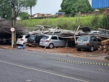 CHUVA FORTE EM PRESIDENTE VENCESLAU SP, FAZ ESTRUTURA DE SUPERMERCADO CAIR EM CIMA DE VEÍCULOS ESTACIONADOS