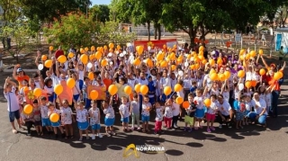 CRAS 4 FAZ PASSEATA EM ALUSÃO AO MAIO LARANJA EM ANDRADINA