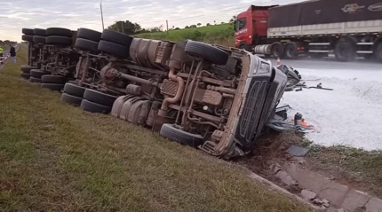 Motorista de carreta carregada com calcário morre em acidente na Rondon em Castilho