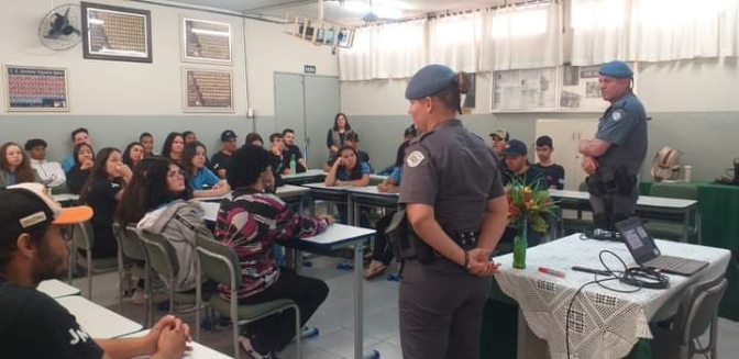 POLICIAIS MILITARES REALIZAM PALESTRA EM ESCOLA DE GUARAÇAÍ