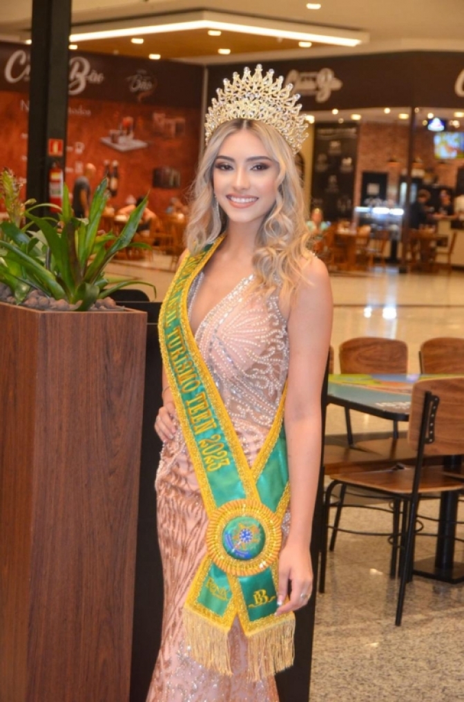 Andradinense recebe três títulos de Miss na mesma noite