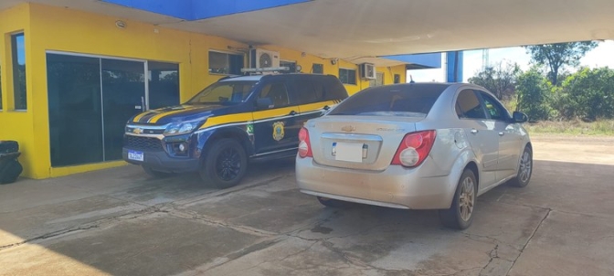 Polícia Rodoviária Federal de Água Clara recupera veículo roubado em Brasília-DF
