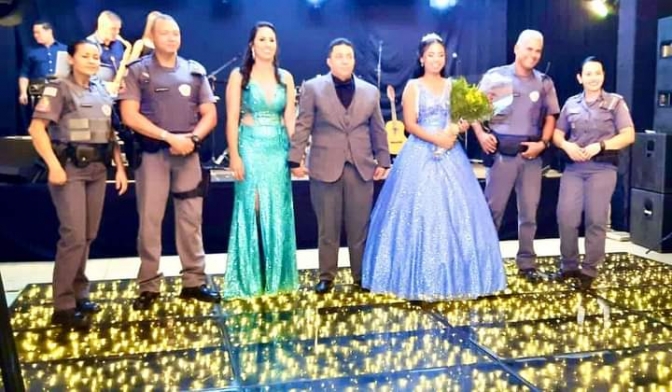 EM ANDRADINA FÃ DA POLÍCIA MILITAR RECEBE HOMENAGEM SURPRESA EM FESTA DE 15 ANOS