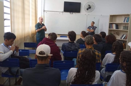 POLÍCIA CIVIL PARTICIPA DE EVENTO EM FEIRA DE PROFISSÕES DA ESCOLA ESTADUAL EM TUPI PAULISTA