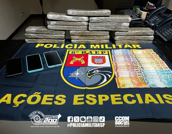 8º BAEP DE PRESIDENTE PRUDENTE LOCALIZA TIJOLOS DE MACONHA EM ABORDAGEM A VEÍCULO E TRIO É PRESO EM FLAGRANTE