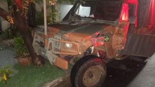 LADRÃO FURTA VIATURA DO EXÉRCITO DE TRÊS LAGOAS, DERRUBA ALAMBRADO E FOGE APÓS BATER EM CARRO