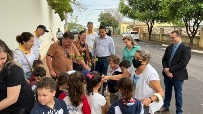 Delegacia Seccional de Dracena no Dia da Árvore