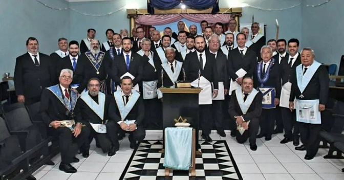 LOJA MAÇÔNICA CAVALHEIROS DE ANDRADINA INICIA 03 NOVOS IRMÃOS