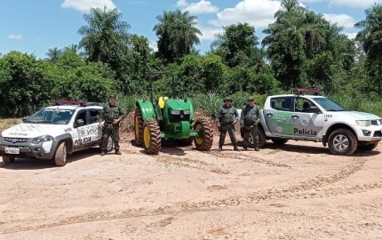 EM PENÁPOLIS POLÍCIA AMBIENTAL RECUPERA TRATOR FURTADO DE PROPRIEDADE RURAL