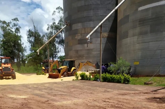 Jovem morre &#039;soterrado&#039; em silo de milho em Sud Mennucci