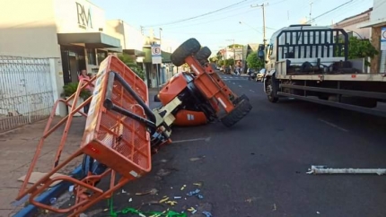 Plataforma elevatória cai de caminhão no centro de Andradina