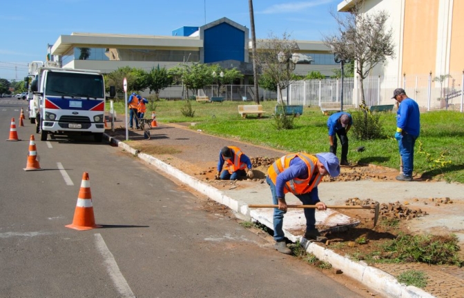 Prefeitura de Três Lagoas finaliza reforma no Cemitério do Soldado e inicia revitalização da calçada da Praça da Matriz
