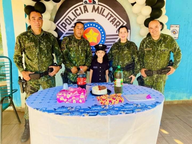 Polícia Militar Ambiental e Comércio de Castilho realizam festa de aniversário surpresa para fã da corporação