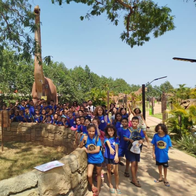 Crianças da Camenor visitam o Parque dos Dinossauros de Andradina