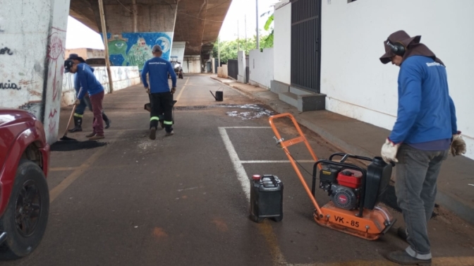 Prefeitura de Andradina faz Operação Tapa-Buracos embaixo do viaduto Miguelão