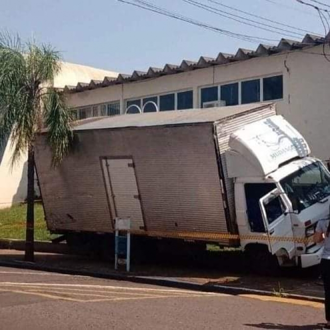 MOTORISTA SOFRE INFARTO AO VOLANTE E CAMINHÃO FICA DESGOVERNADO NO CENTRO DE ANDRADINA E BATE NA ESQUINA DA PREFEITURA