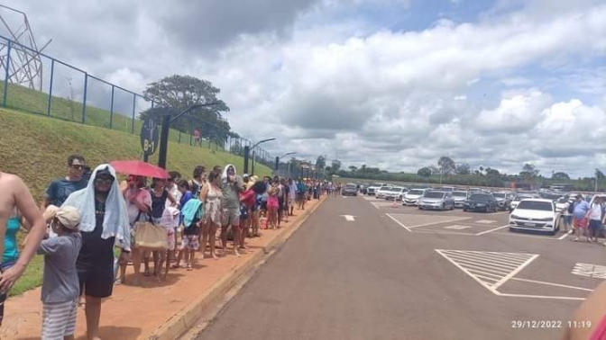 Em Andradina Parque aquático “Acqualinda” não se organiza e clientes passam horas no sol