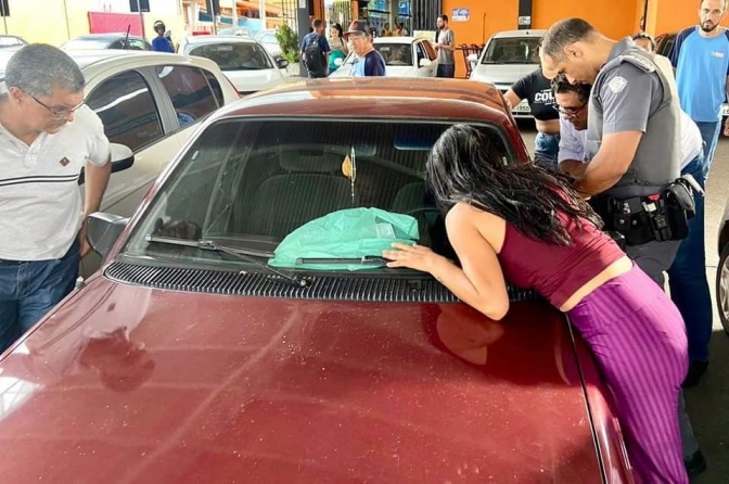 POLICIAIS MILITARES SALVAM CRIANÇA QUE ESTAVA TRANCADA DENTRO DO CARRO EM ANDRADINA