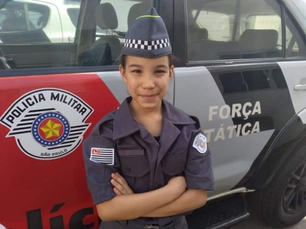 EM DRACENA FÃ DA POLÍCIA MILITAR REALIZA UM SONHO COMEMORA O ANIVERSÁRIO FARDADA