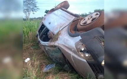 Carro capota e deixa três feridos rodovia Comendador Kazuo Namiki em Pereira Barreto