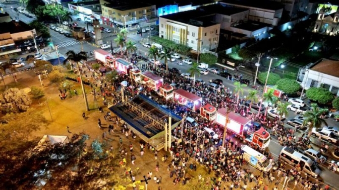 Caminhões iluminados da Caravana Coca-Cola passaram por TL e abriram festividades de final de ano