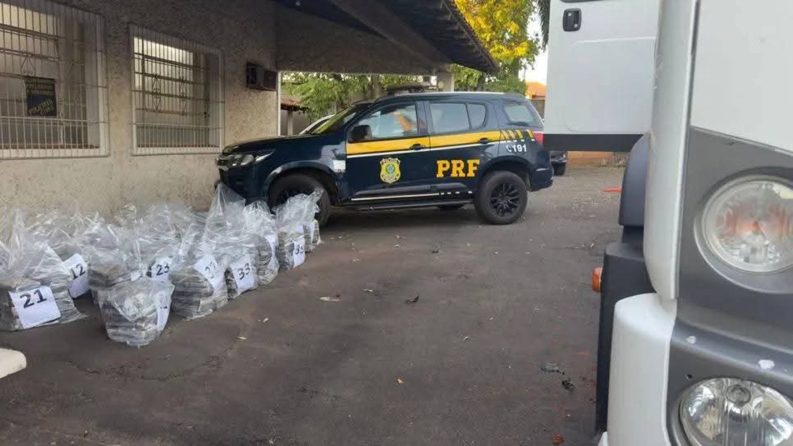 FAMILIARES SÃO PRESOS PELA POLÍCIA RODOVIÁRIA FEDERAL AO TRANSPORTAREM QUASE 550 KG DE COCAÍNA NA RODOVIA DA INTEGRAÇÃO EM TUPI PAULISTA