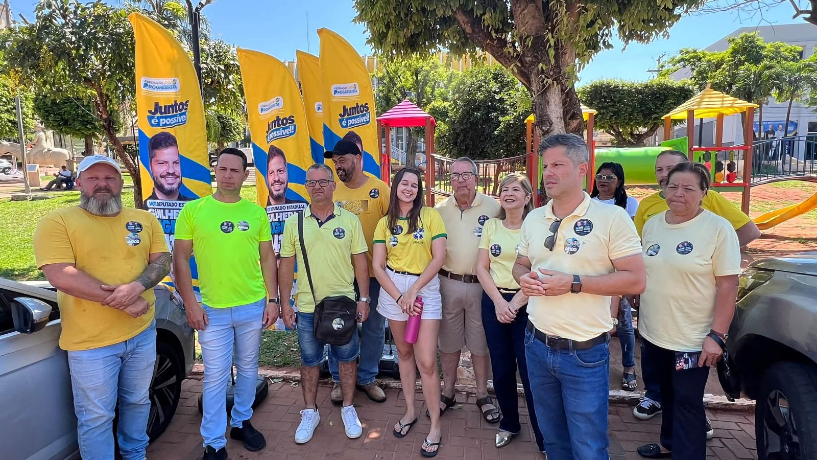 Comerciantes de Andradina recebem visita de Guilherme Pugliese durante caminhada pelo centro
