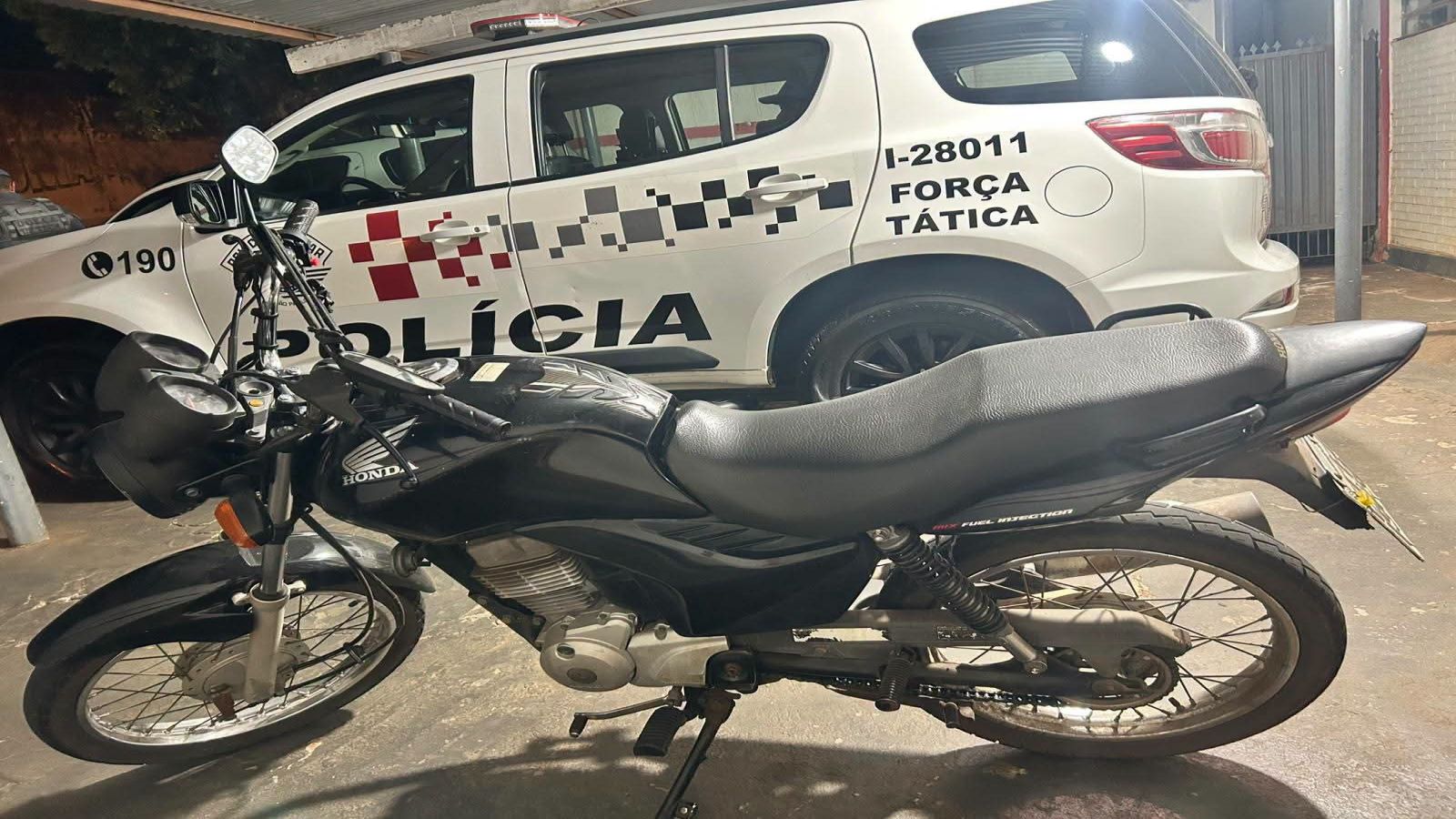 FORÇA TÁTICA PRENDE INDIVÍDUO POR FURTO DE MOTOCICLETA E TRÁFICO DE COCAÍNA EM MIRANDÓPOLIS