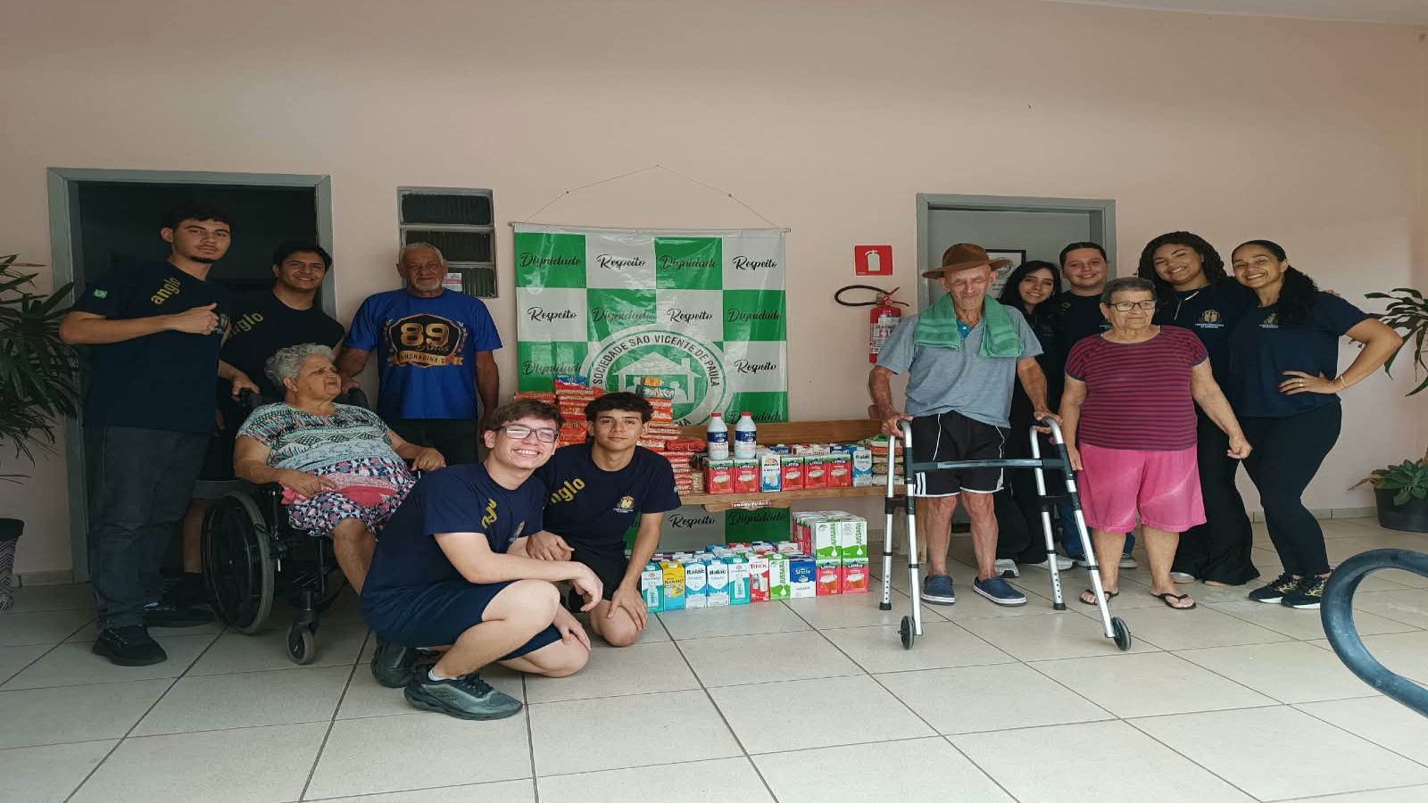 Em Andradina Alunos do Colégio Stella Maris Anglo visitam idosos do Asilo São Vicente de Paula em ação de solidariedade