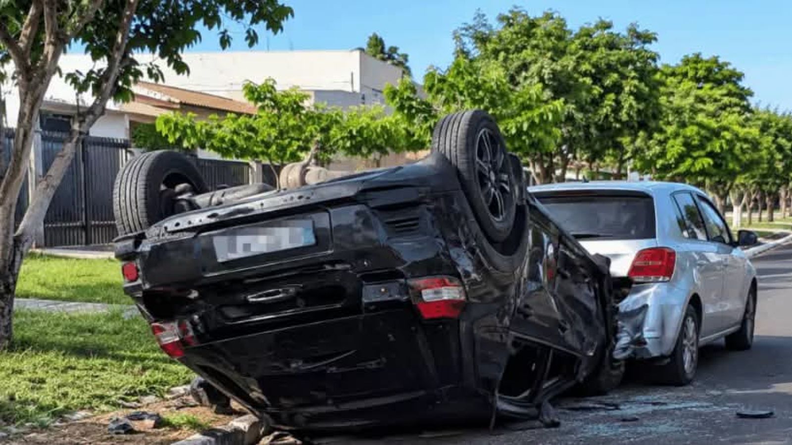 Carro capota após bater em veículo estacionado em Três Lagoas