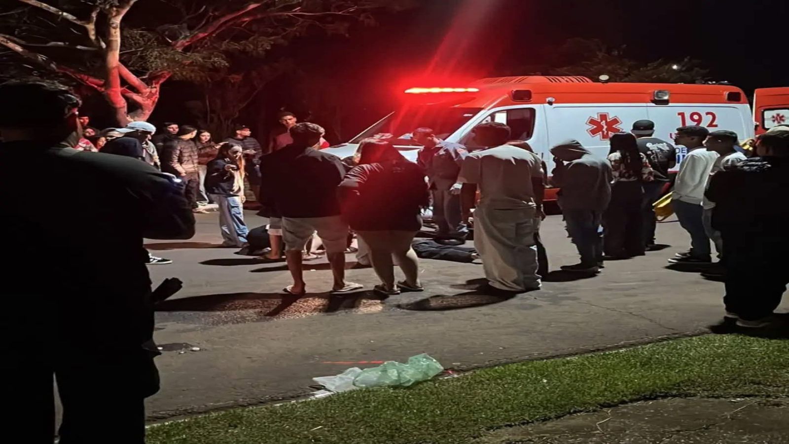 Jovem fica ferida após ser atingida por motociclista que empinava moto na avenida dos Três Poderes de Andradina 